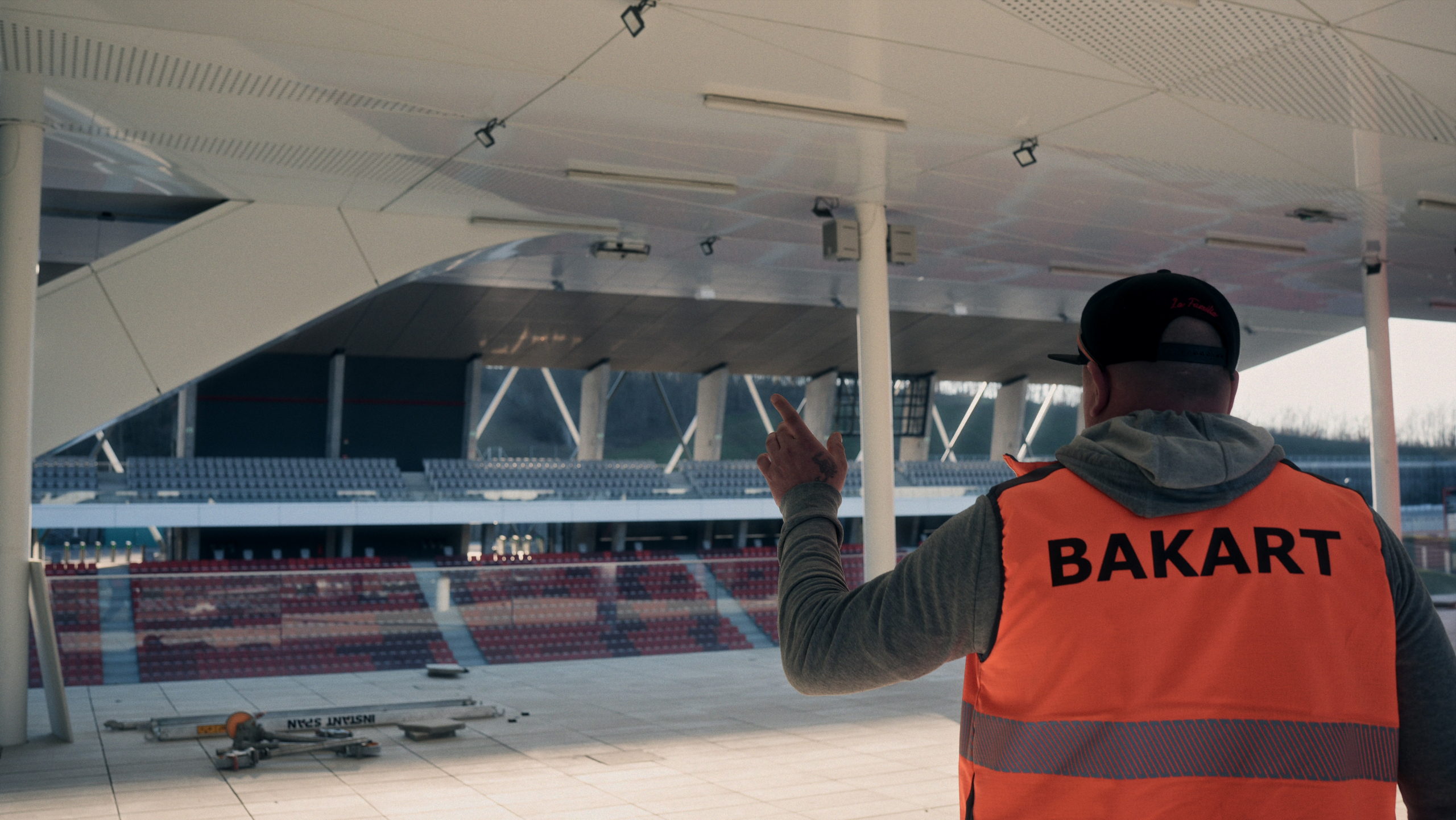 BAKART munkatárs a Hungaroring új tribünjénél